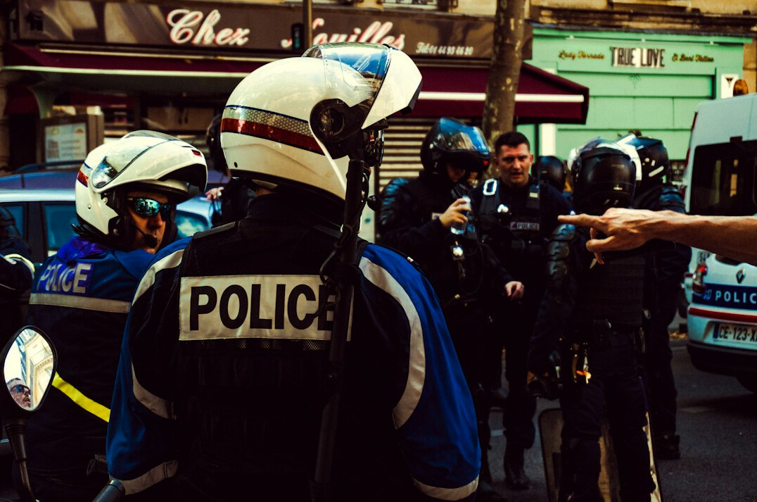police arresting thief